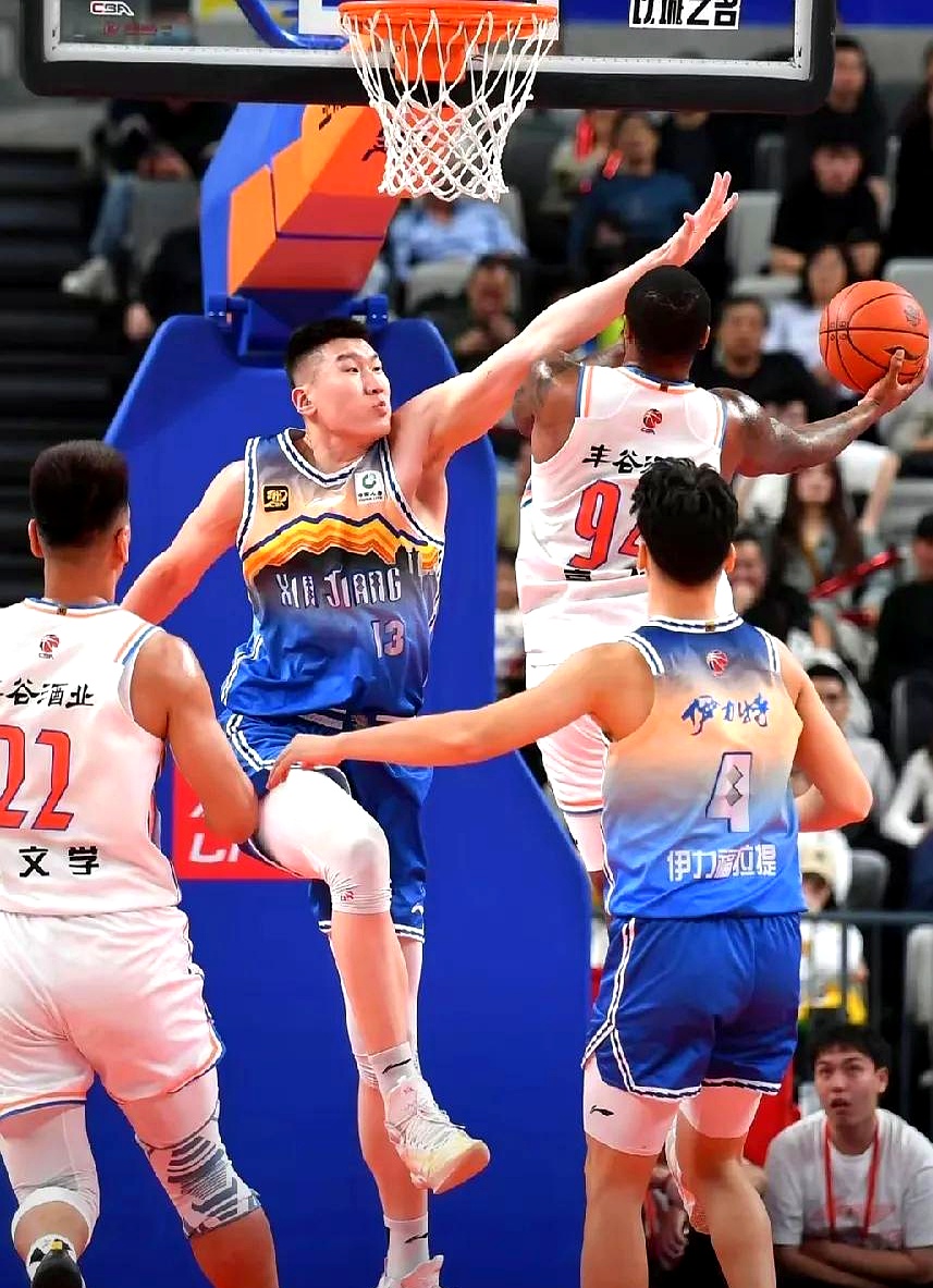 新疆广汇迎意甲关键赛，清晨更衣室发声，气氛紧张，细节决定成败